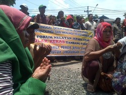Tolak Tambang Pasir Besi, Nelayan Jepara Geruduk PTUN Semarang