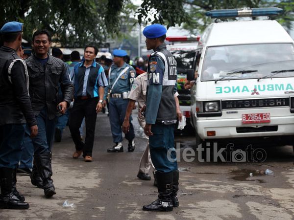 Evakuasi Korban Ledakan Gudang TNI AL