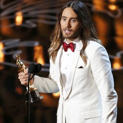 Duh! Baru Dua Hari Jared Leto Sudah Rusak Piala Oscar Miliknya