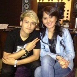 Semakin Mesra, Ilham SM*SH Kejutkan Deasy Natalina di Atas Panggung