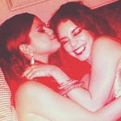 Ini Foto Selena Gomez Asyik Party di Pesta Vanity Fair