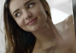 Miranda Kerr Tampil Topless di Iklan Reebok Terbaru