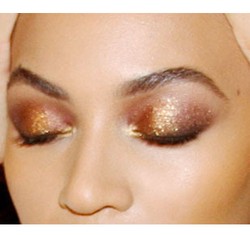 Tips Unik dari Make-up Artist Beyonce: Pakai Lip Gloss untuk Kelopak Mata