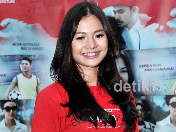 Senyuman Manis Eriska Rein