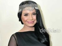 Rossa Mengenang Uje Lewat Hijrah Cinta