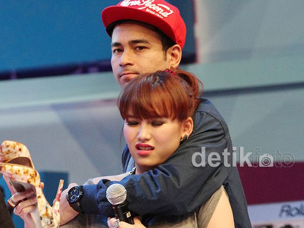 Aww, Ayu Ting Ting Dipeluk Raffi Ahmad