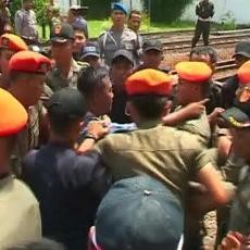 Dilarang Jualan di Stasiun, Pedagang Asongan Bentrok dengan Polsuska