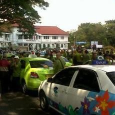 1.000 Sopir Taksi di Malang Kembali Demo Tolak Blue Bird