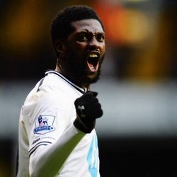 Adebayor Tiket Spurs Masuk Empat Besar