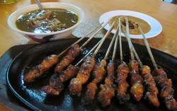 Sate Tegal Ibu Tri: Enak Tenan! Sate Ayam Hotplate Khas Tegal