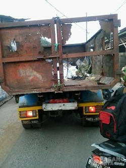 Truk Pengangkut Sampah Rombeng Seperti Ini Masih Tetap Beroperasi