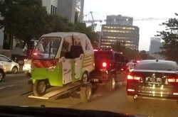 Wow! Ada Bajaj Futuristik Ditarik Hummer di Kuningan
