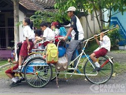 Becak Overload di Banyuwangi, Angkut 10 Penumpang Sekaligus
