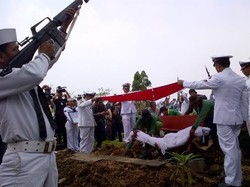 Diiringi Isak Tangis dan Tembakan Salvo, Serka Imam Syadii Dimakamkan