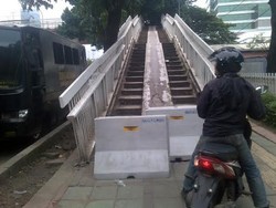 Sering Dilewati Motor, Jembatan Penyeberangan di PN Jakbar Dipasangi Beton