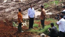 Jokowi Tinjau Lokasi 3 Waduk di Pondok Rangon, Jakarta Timur