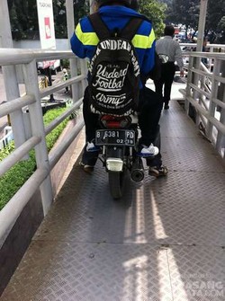 Motor Ini Menyeberang di JPO Halte Setiabudi dan Klakson Pejalan Kaki