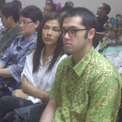 Artis Nadya Mulya Beri Dukungan Sang Ayah di Sidang Perdana Century