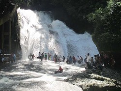 5 Tips Liburan ke Air Terjun