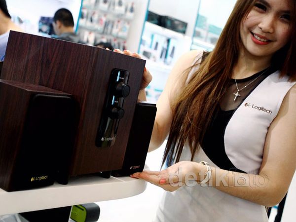 Speaker Kayu nan Futuristik Logitech