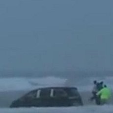 Duh! Wanita Hamil Nekat Kemudikan Mobil Berisi 3 Anaknya ke Laut