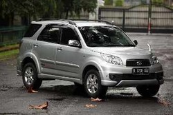 Menerabas Hujan Badai dengan Toyota Rush