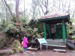 Ini Dia Gua Tempat Soeharto Bertapa di Telaga Warna