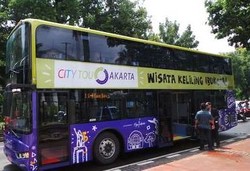 Mau Lihat Kelakuan Orang Jakarta? Coba Naik Bus Tingkat Wisata