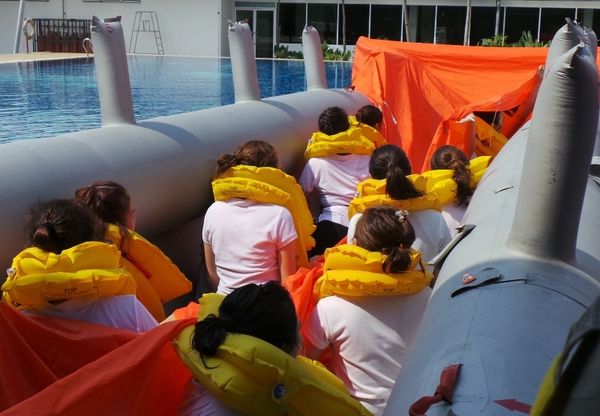 Mengintip Pramugari AirAsia di Kolam Renang