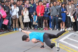 Kerennya Aksi Seniman Jalanan di Hong Kong