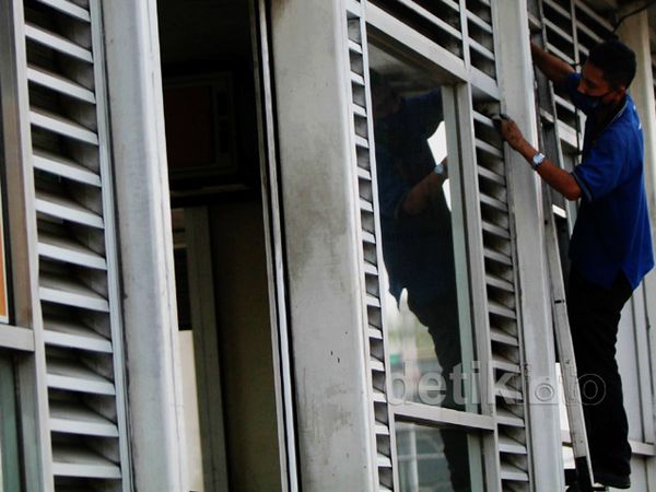 Bersihkan Halte TransJakarta