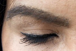 Wanita Ini Cangkok Bulu Mata dan Alis dengan Rambutnya Sendiri