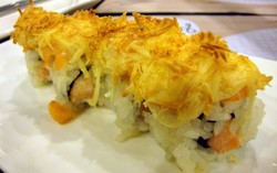 Sushi Bar: Nikmatnya Menyantap Sushi Kaastengel dan Tempura Ice Cream yang Halal