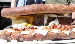 Arnold Schwarzenegger Buat Sandwich 80.000 Kalori di Tank Pribadi