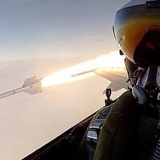 Edan! Pilot Jet Tempur F16 Selfie Saat Menembak Rudal