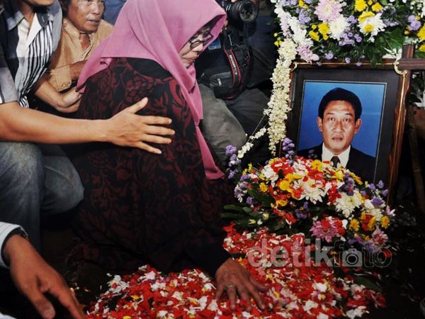 Suasana Duka di Pemakaman Jojon