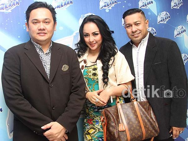 Ini Kebersamaan Regina, Suami dan Farhat Abbas