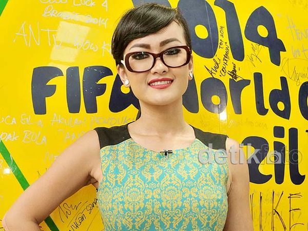 Jupe Seksi Berkacamata