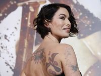 Lena Headey Pamer Tato di Punggung