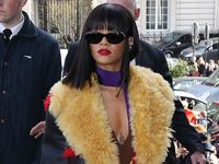 Gaya Eksentrik Rihanna di Miu Miu Show