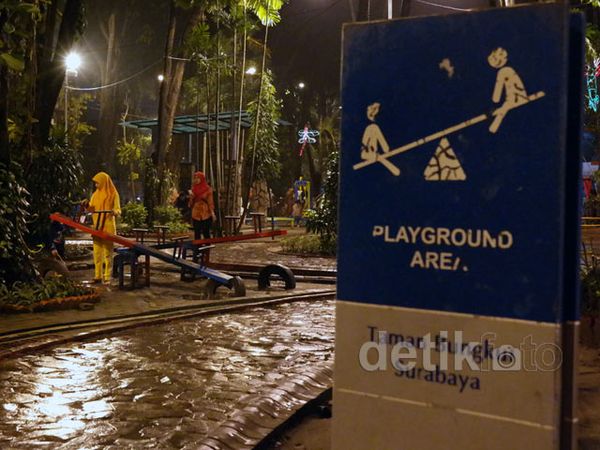 Penampakan Taman Bungkul di Malam Hari