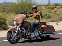 Wanita Naik Motor untuk Hilangkan Stres