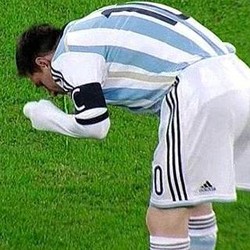 Messi Muntah (Lagi) di Tengah Pertandingan