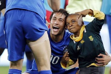 Neymar Selamatkan Penyusup Cilik di Laga Afsel vs Brasil