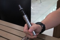 Diklaim Bantu Proses Berhenti Merokok, Ini Kata Dokter Tentang Rokok Elektrik