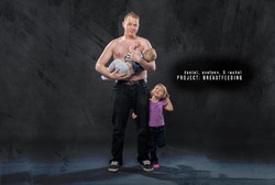 Tak Cuma Ibu, Ayah pun Menyusui Anaknya