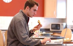 Kebiasan Makan yang Buruk Ini Dilakukan oleh Orang yang Bekerja di Rumah