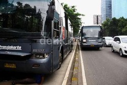 Pecahkan Kaca TransJ yang Macet di Perlintasan KA, 11 Penumpang Terluka