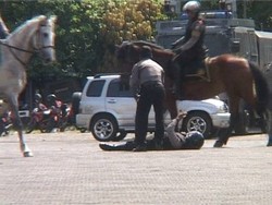 Bruk! Polisi Terjatuh dari Kuda Usai Apel Pengamanan Pemilu