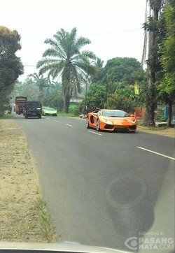 Lamborghini Tanpa Pelat Nomor Ikut Konvoi Mobil Mewah di Pematangsiantar